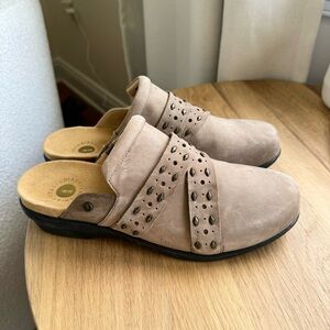 Revitalign Moro Clogs